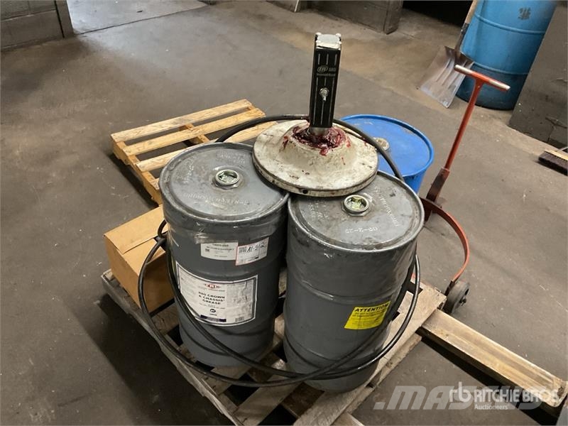 Quantity of (2) New Chassis Grease Barrels w/Pump Andet tilbehør