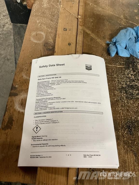 Quantity of (2) New Chassis Grease Barrels w/Pump Andet tilbehør