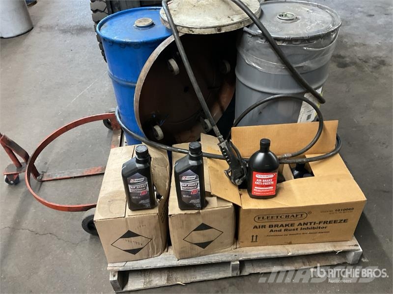 Quantity of (2) New Chassis Grease Barrels w/Pump Andet tilbehør