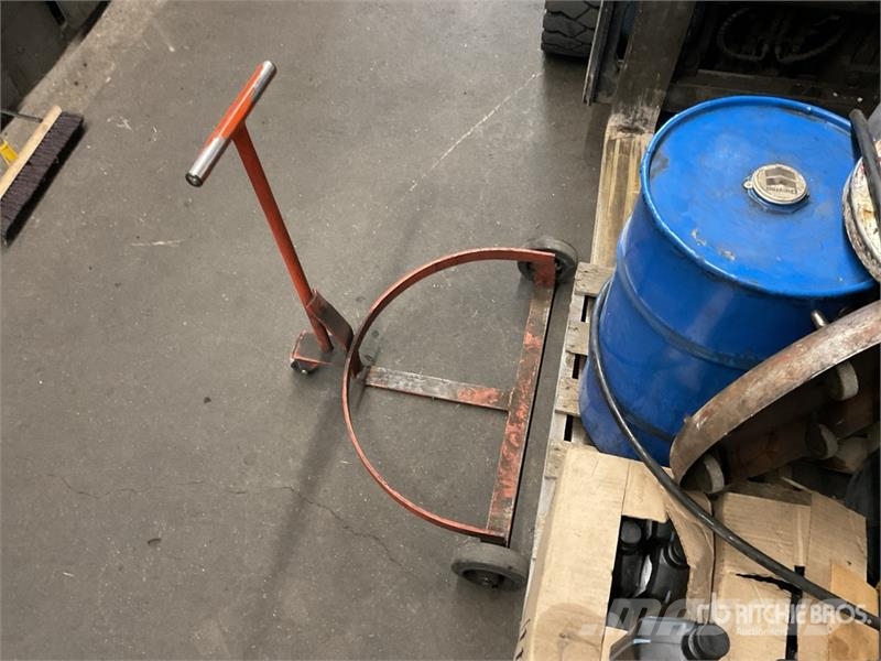 Quantity of (2) New Chassis Grease Barrels w/Pump Andet tilbehør