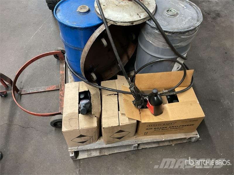 Quantity of (2) New Chassis Grease Barrels w/Pump Andet tilbehør
