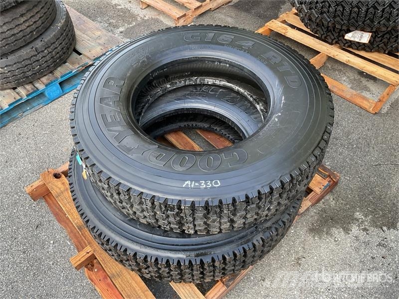 Quantity of (2) New Recapped 11R22.5 Tires Transport - Övriga