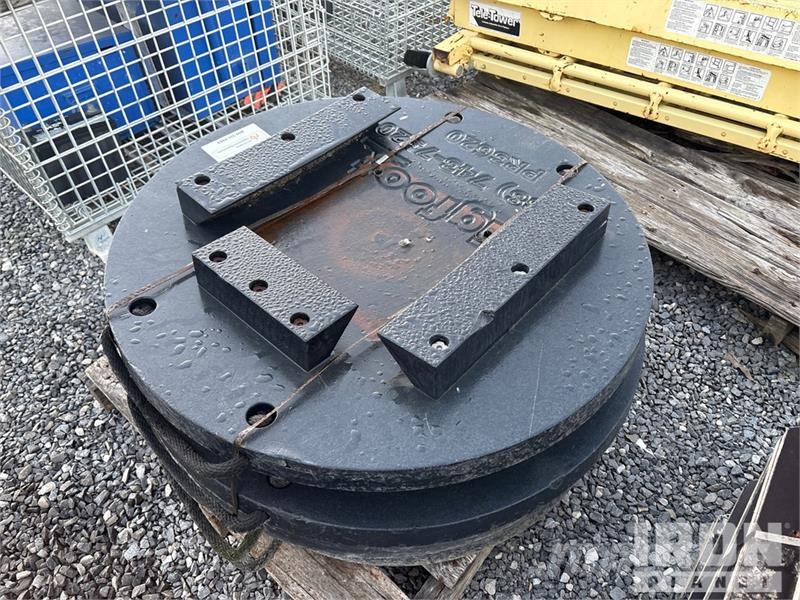 Quantity of (2) Outrigger Pads クレーン部品と設備