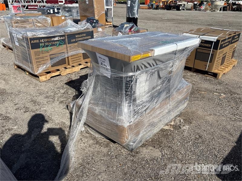  Quantity of (2) Pallets of 55 in Adjustable Height Egyéb alkatrészek