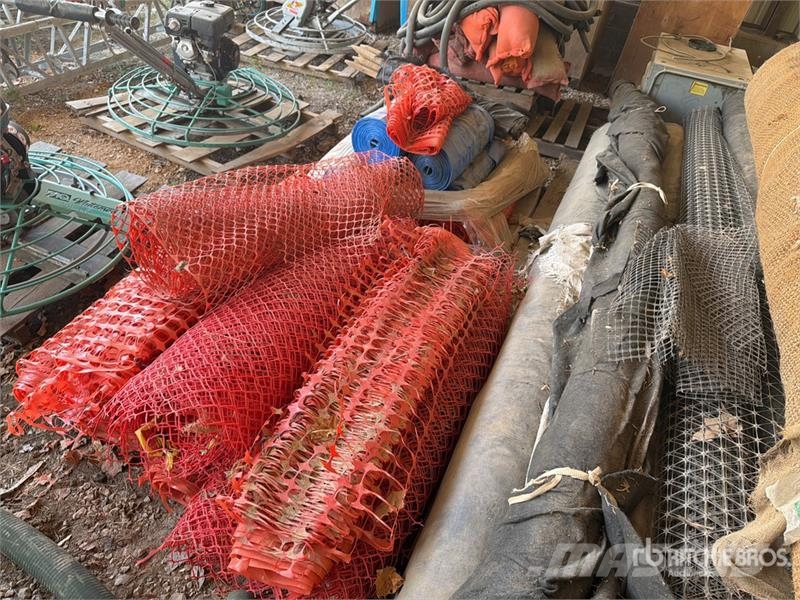 Quantity of (2) Pallets of Orange Site Fence Gradbeništvo - drugo