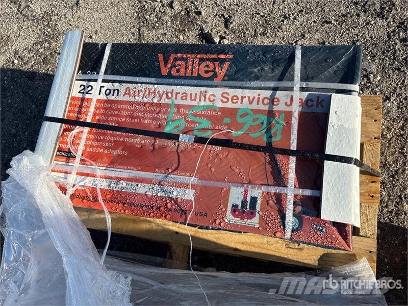Quantity of (2) Pallets of 22 Ton Service Jack Építőipar - Egyebek