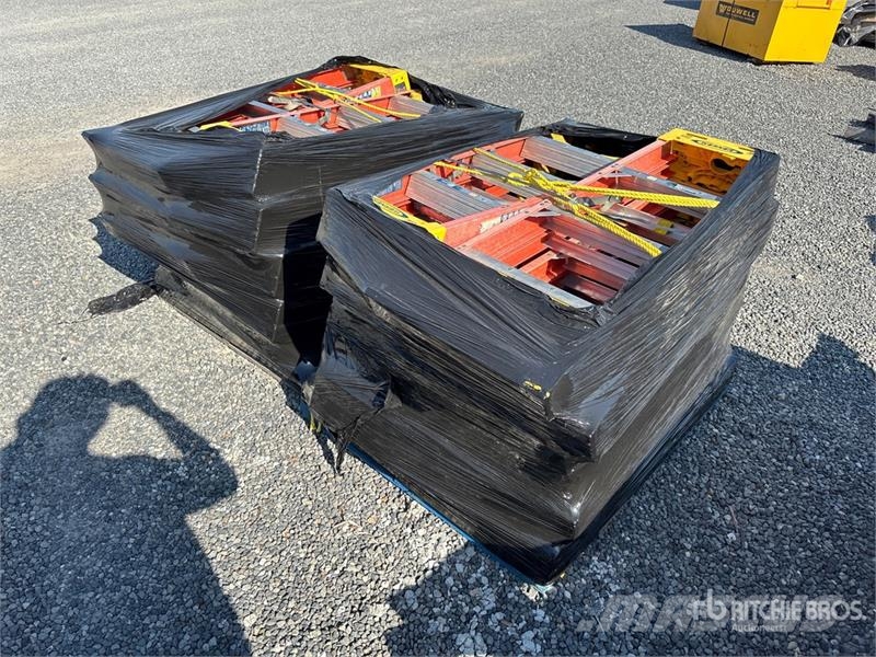 Quantity of (2) Pallets of Werner 6204 4 ft fiberg Létrák és emelvények