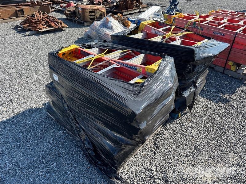 Quantity of (2) Pallets of Werner 6204 4 ft fiberg Létrák és emelvények