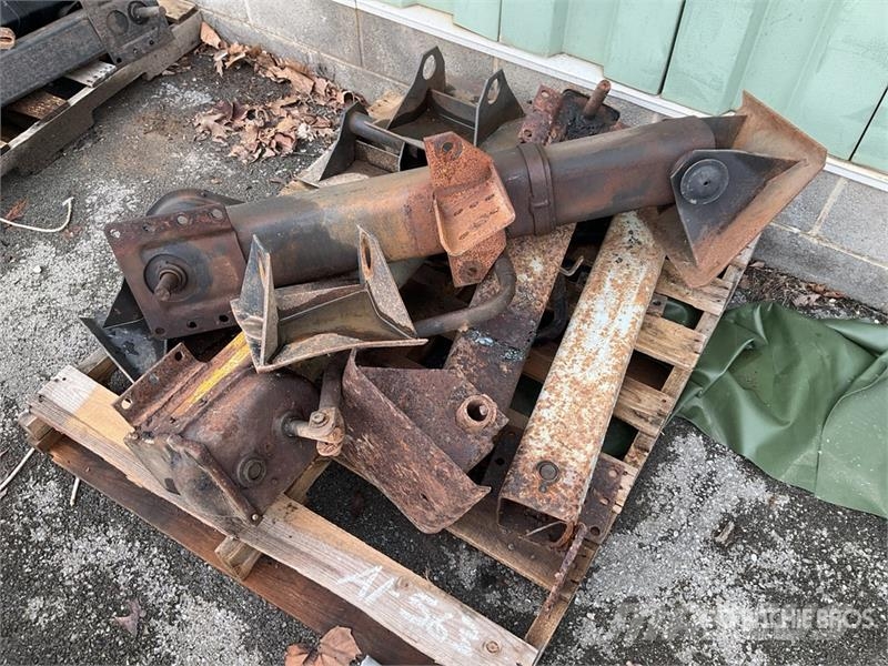  Quantity of (2) Pallets of Trailer Landing Gears a مكونات أخرى