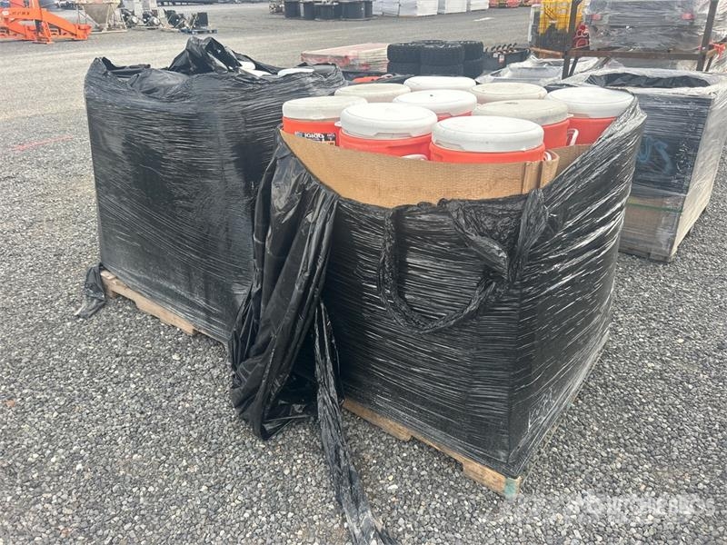  Quantity of (2) Pallets of Igloo 5 gal Beverage Co Otros componentes
