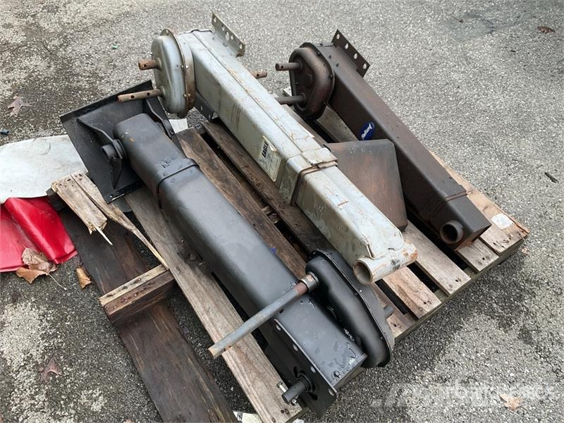  Quantity of (2) Pallets of Trailer Landing Gears a مكونات أخرى