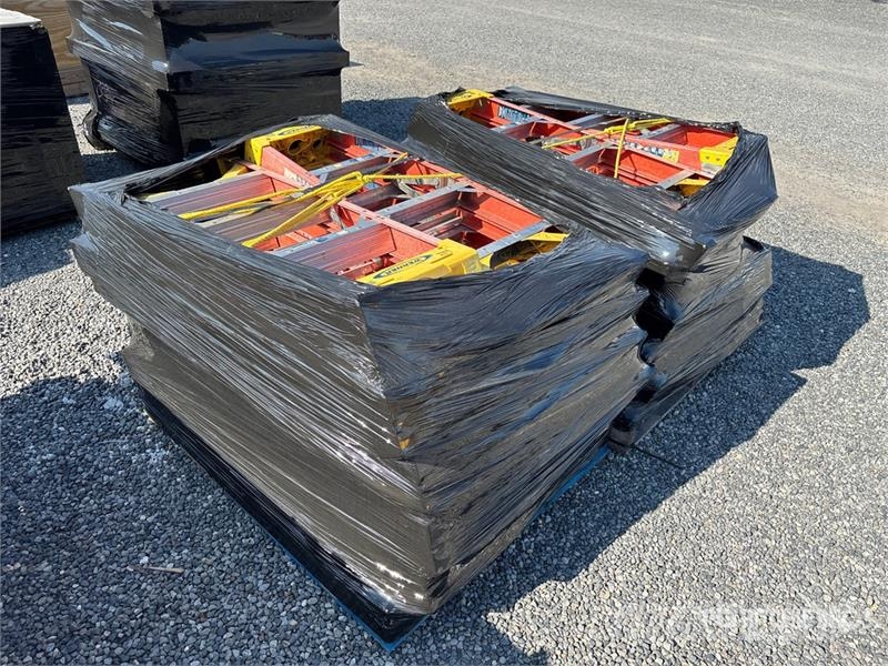 Quantity of (2) Pallets of Werner 6204 4 ft fiberg Létrák és emelvények