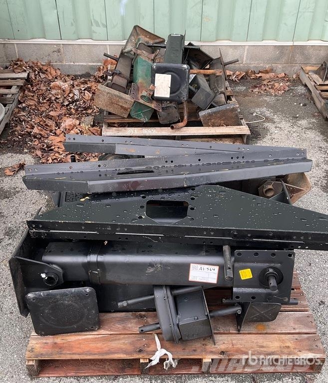  Quantity of (2) Pallets of Trailer Landing Gears a مكونات أخرى