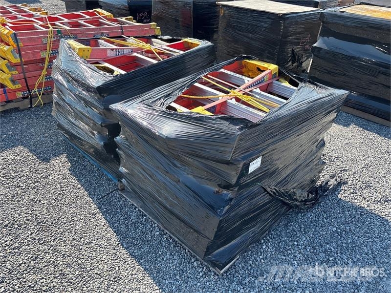 Quantity of (2) Pallets of Werner 6204 4 ft fiberg Létrák és emelvények