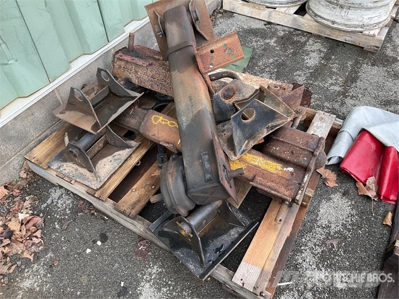  Quantity of (2) Pallets of Trailer Landing Gears a مكونات أخرى
