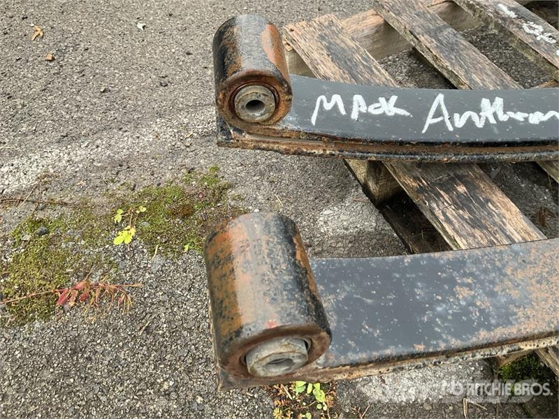 Quantity of (2) Pallets of Mack Anthem Front Sprin Ostale kargo komponente