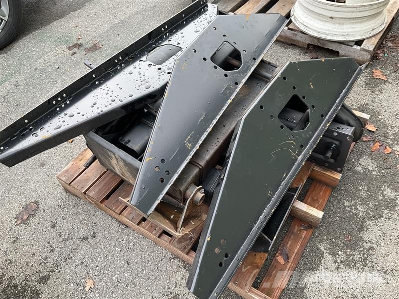  Quantity of (2) Pallets of Trailer Landing Gears a مكونات أخرى