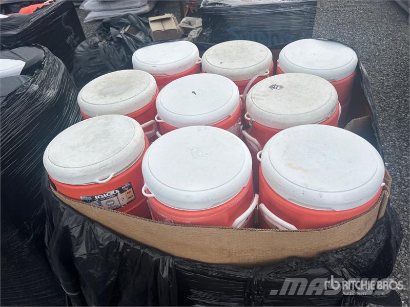  Quantity of (2) Pallets of Igloo 5 gal Beverage Co Otros componentes