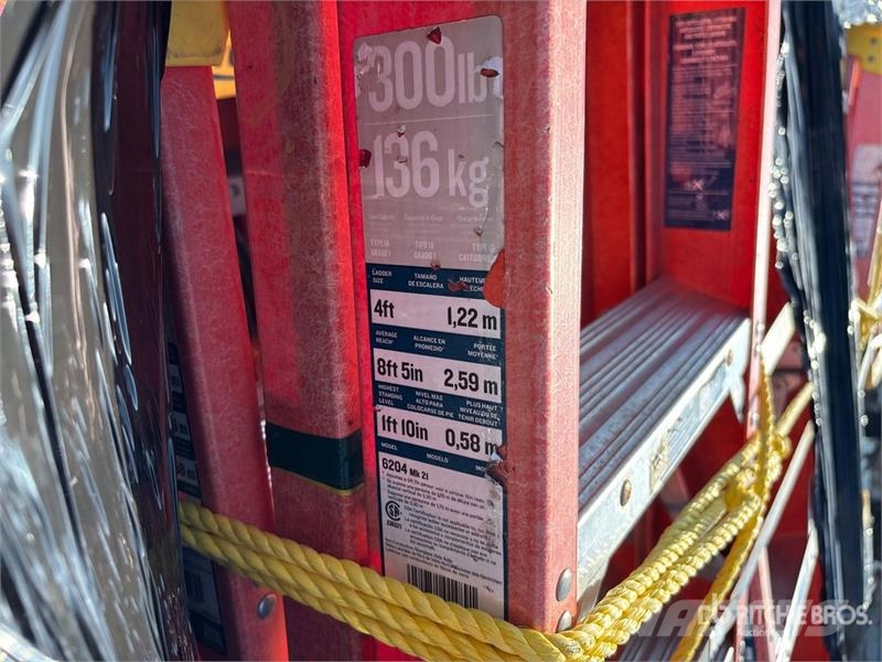 Quantity of (2) Pallets of Werner 6204 4 ft fiberg Létrák és emelvények