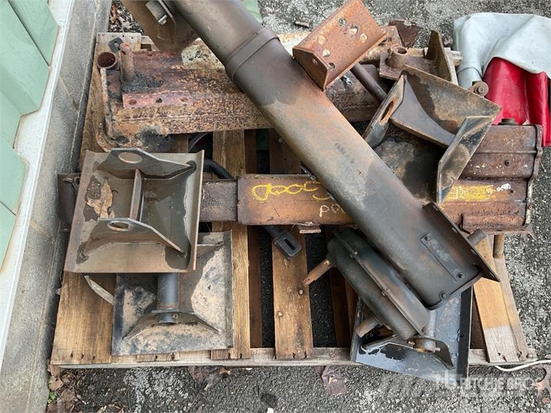  Quantity of (2) Pallets of Trailer Landing Gears a مكونات أخرى