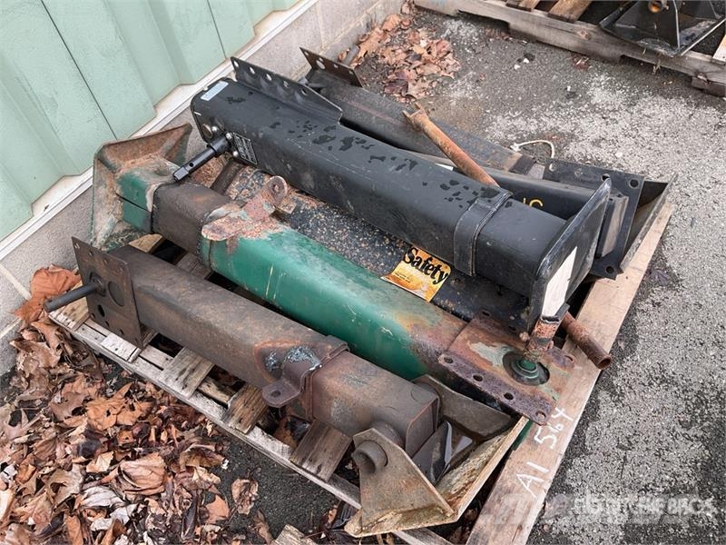  Quantity of (2) Pallets of Trailer Landing Gears a مكونات أخرى