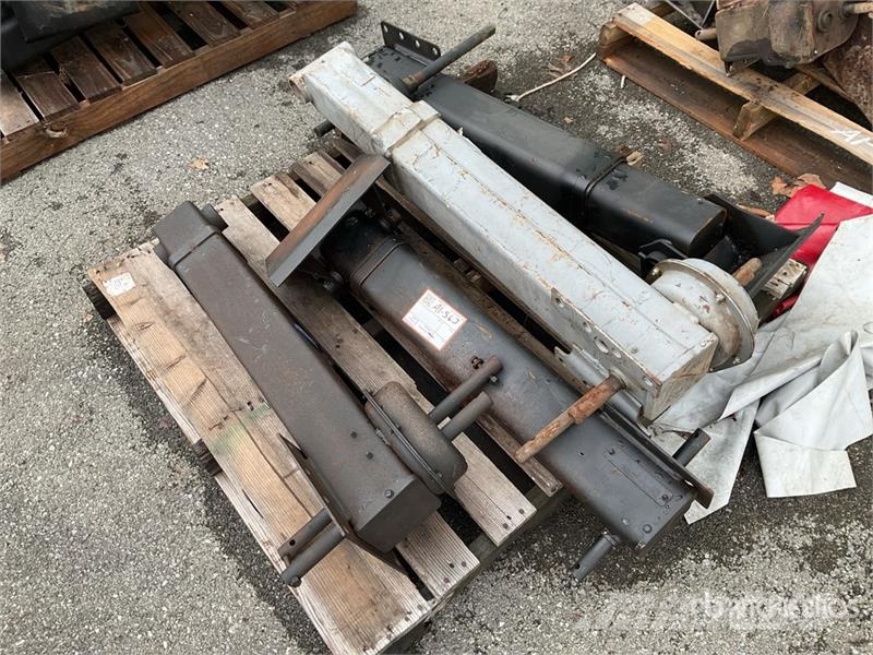  Quantity of (2) Pallets of Trailer Landing Gears a مكونات أخرى