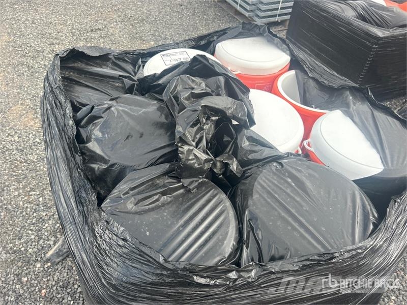  Quantity of (2) Pallets of Igloo 5 gal Beverage Co Otros componentes