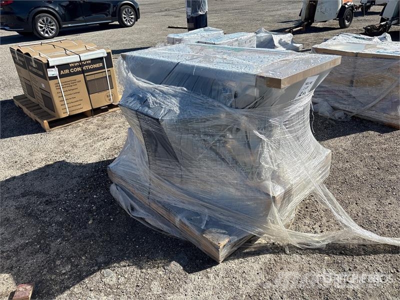  Quantity of (2) Pallets of 55 in Adjustable Height Egyéb alkatrészek
