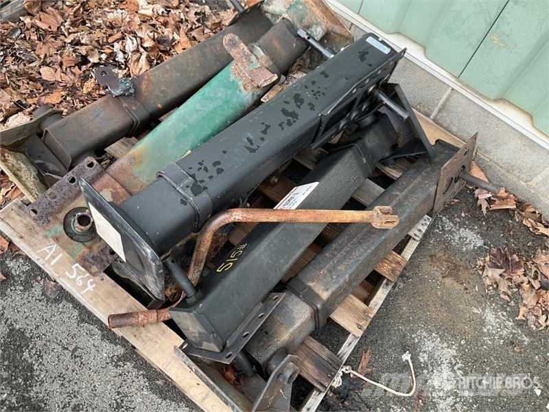  Quantity of (2) Pallets of Trailer Landing Gears a مكونات أخرى
