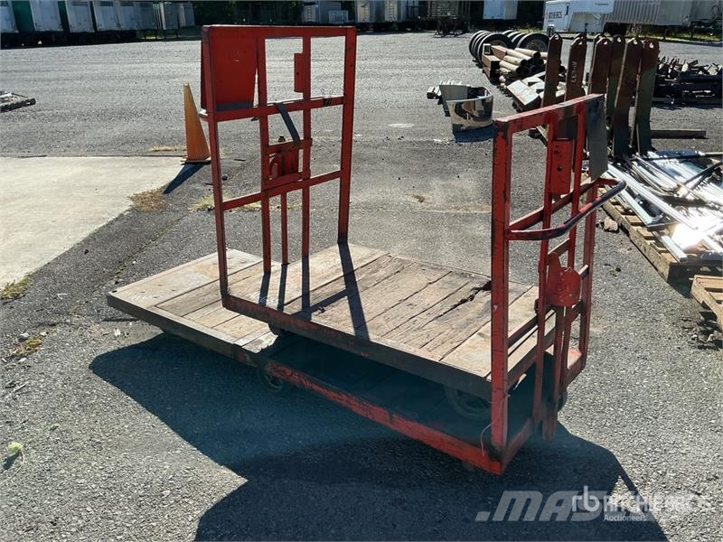  Quantity of (2) Rolling Carts Drugi deli