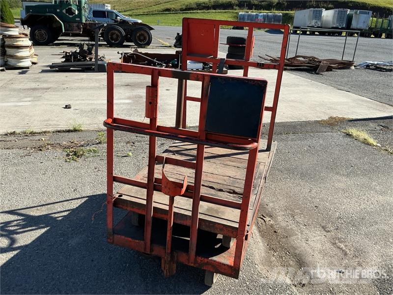  Quantity of (2) Rolling Carts Drugi deli