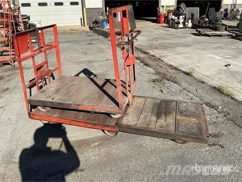  Quantity of (2) Rolling Carts Drugi deli