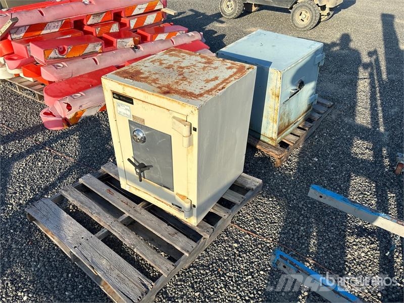 Quantity of (2) Safes Otros componentes