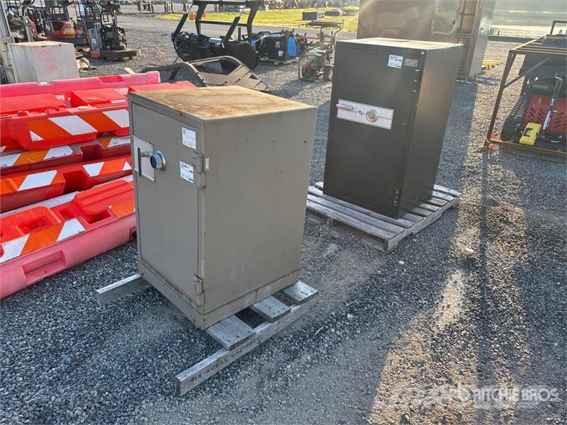 Quantity of (2) Safes Otros componentes