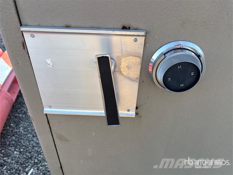 Quantity of (2) Safes Otros componentes