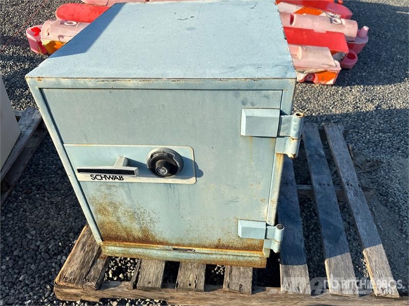 Quantity of (2) Safes Otros componentes