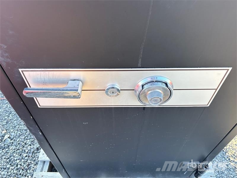 Quantity of (2) Safes Otros componentes