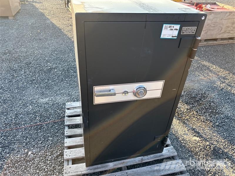 Quantity of (2) Safes Otros componentes