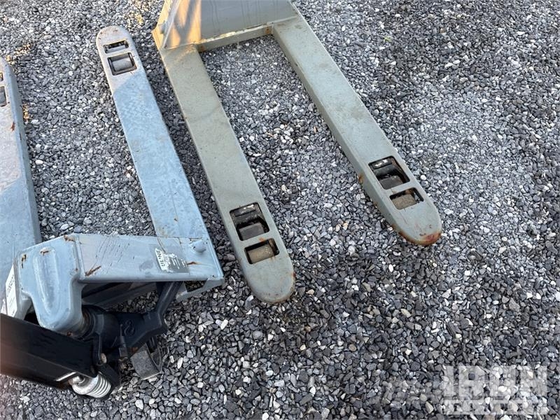  Quantity of (2)  Uline 11000 lb Pallet Jack Transpalette manuel