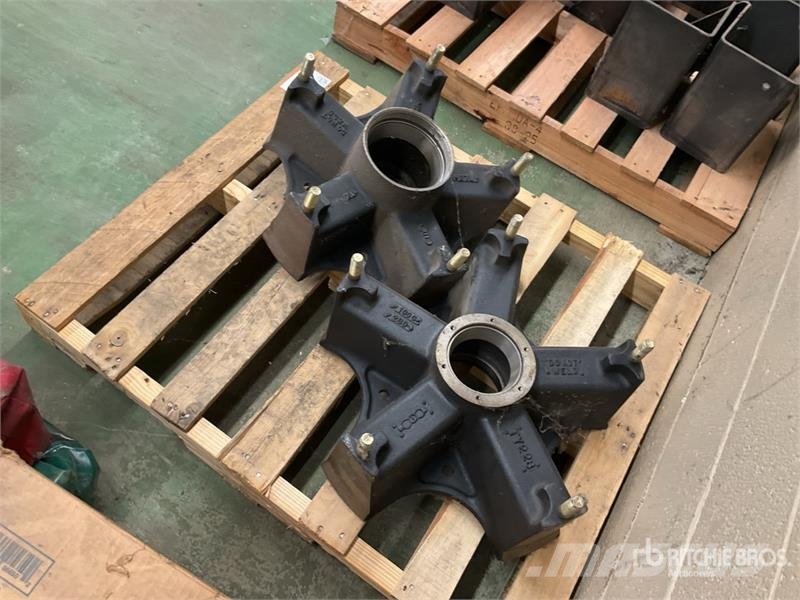  Quantity of (2) Wheel Hubs Коммерческий транспорт - Другие