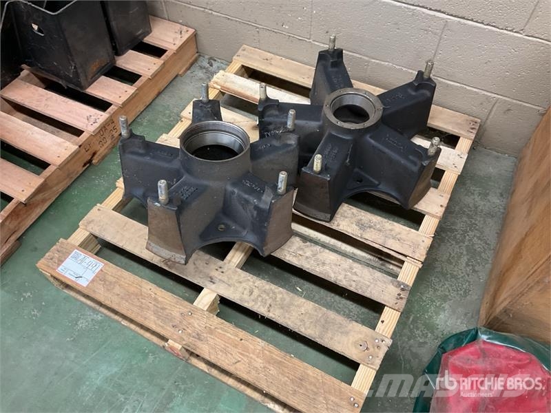  Quantity of (2) Wheel Hubs Коммерческий транспорт - Другие