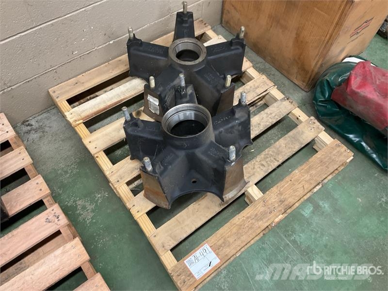  Quantity of (2) Wheel Hubs Коммерческий транспорт - Другие