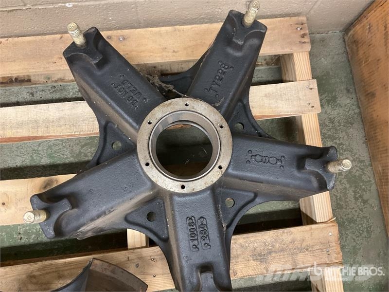  Quantity of (2) Wheel Hubs Коммерческий транспорт - Другие