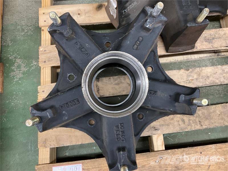  Quantity of (2) Wheel Hubs Коммерческий транспорт - Другие