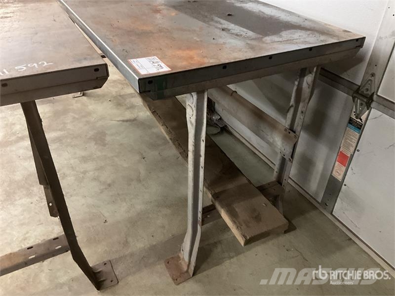  Quantity of (2) Workbench Andet tilbehør