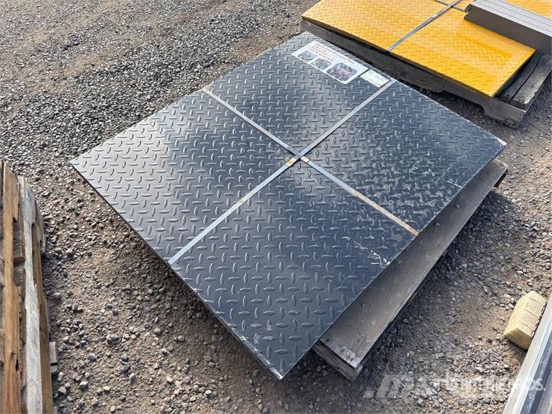 Quantity of (20) 3 ft x 4 ft Black Steel Diamond P Csörlők, emelőberendezések és anyagmozgató liftek