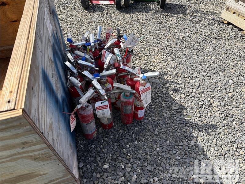Quantity of (24) 2.5 lb Fire Extinguisher Andre komponenter