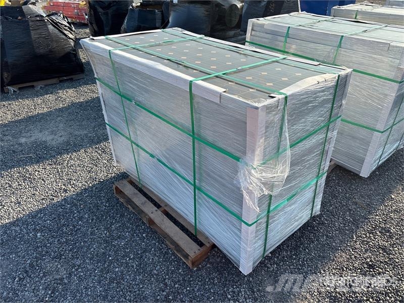 Quantity of (24) 41 Amp Solar Panels Construcción - Otros