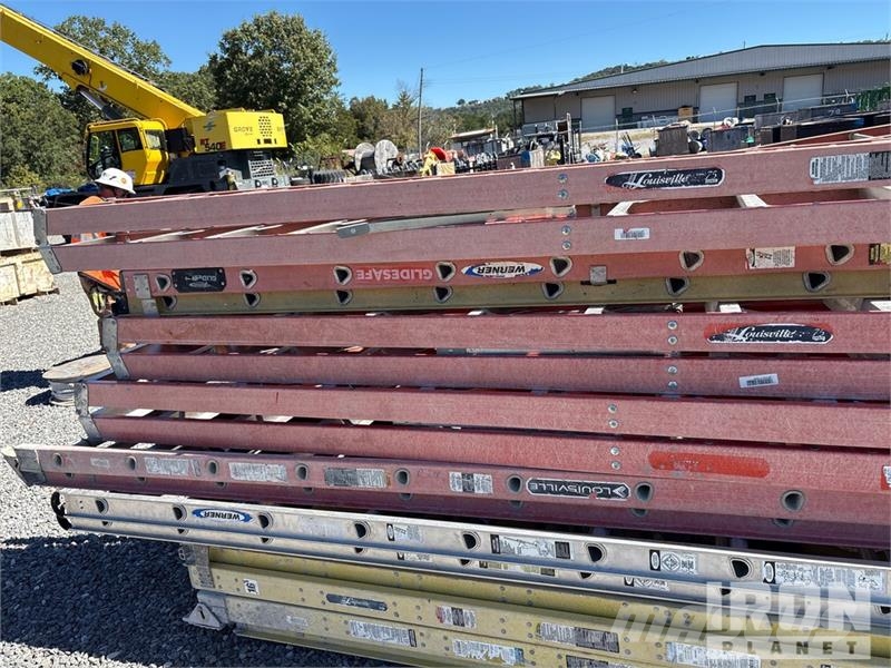Quantity of (24) Ladder Lestve in ploščadi