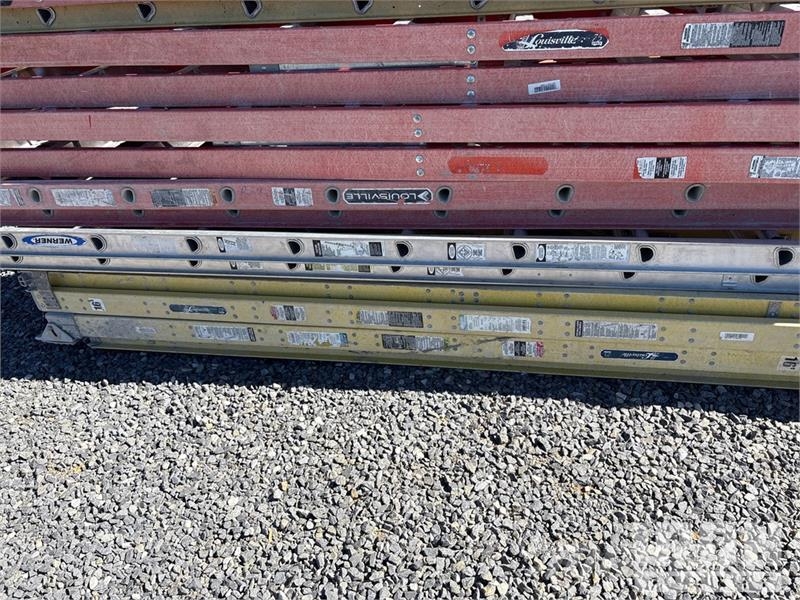 Quantity of (24) Ladder Lestve in ploščadi